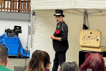 Don Garabato sortea la lluvia para hacer reír a los niños de Telde/FJS Fotografía.